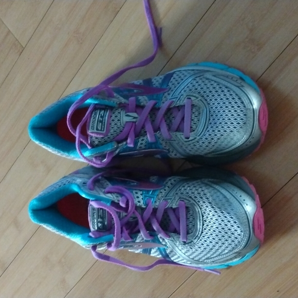 Brooks Women's Adrenaline GTS 17 Running Shoe size 9 NARROW. - Picture 3 of 10